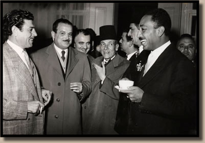 من اليمين إلى اليسار: محمد أنور السادات، أمين عام مؤتمر العالم الإسلامي قبل أن يصبح رئيسا لجمهورية مصر ، فالنائب اللبناني صلاح البزري ، فمحمد علي الطاهر، فمدحت فتفت ، سفير لبنان في مصر ، فالأمير فريد شهاب مدير الأمن العام اللبناني فالصحافي العراقي يونس بحري ، مؤسس إذاعة "هنا برلين حي العرب" خلال الحرب العالمية الثانية - بيروت ١٩٥٥