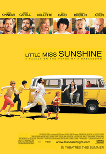 يعرض ملصق الفيلم العائلة التي ظهرت في الفيلم وهي تطارد سيارة فولكس واجن Microbus. يقع عنوان الفيلم فوق السيارة. من اليسار إلى اليمين: الأم (التي ترتدي نظارة شمسية وقميصاً أبيض طويل الأكمام وبنطلون وردي) في موقف يركض خلف السيارة ، فالابن (يرتدي قميصًا قصير الأكمام وسروالًا أسود) يدفع السيارة ، العم (يرتدي قميصًا ورديًا قصير الأكمام ، وقميصًا أبيض طويل الأكمام ، وبنطلونًا أبيض وله لحية سوداء) في وضع الركض ، والابنة (ترتدي عقالًا أحمر وقميصًا أحمرًا وسروالًا أزرقًا ونظارات) بالقرب من الباب المفتوح للسيارة ، يجلس الجد (يرتدي قميصًا أبيض وسترة سوداء وسروالًا رمادية) في السيارة التي تصل إلى ابنته ، والأب (يرتدي قميصًا أحمر ونظارة شمسية) يقود السيارة وينظر إلى عائلته. يحتوي الملصق على خلفية صفراء بالكامل ، وفي الجزء العلوي ، يضم أسماء الممثلين ومراجعاتهم من قبل النقاد. يشتمل الجزء السفلي من الملصق على اعتمادات الفيلم وتصنيفه وتاريخ إصداره.