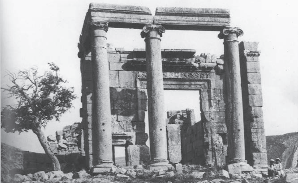 صورة لمعبد بزيزا التقطها هنري لامنز عام 1984.