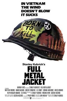 على خلفية بيضاء ، خوذة عسكرية مموهة مكتوب عليها "Born to Kill" ، وعلامة سلام ملحقة بها ، و صف من الرصاصات مبطنة داخل حزام الخوذة. فوق خوذة هي الكلمات ، "في فيتنام الريح لا تهب عليه تمتص".