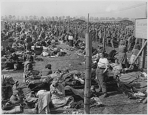 ملف:WomenCamp1945.gif