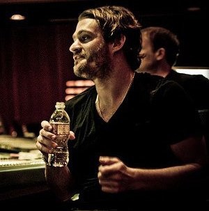 ملف:Alex James at work in the studio.jpg