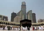 معتمرون مسلمون داخل الحرم المكي، وفي الخلفية أبراج ساعة مكة أكبر ساعة في العالم، في ثاني أيام شهر رمضان، مكة، 12 أغسطس 2010.