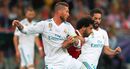 نجم ريال مدريد سرجيو راموس أثناء احتكاكه العنيف بمحمد صلاح مما تسبب في إصابته، مباراة نهائي دوري أبطال أوروپا، مايو 2018.