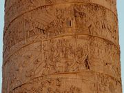 الصورة اليسرى: Section of عمود تراجان، روما، 113م، مع مناظر من حروب تراجان الداتشية الصورة اليمنى: Section and detail of the عمود ماركوس أورليوس، روما، 177–180م، مع مناظر من الحروب المركومانية