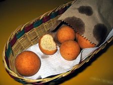 كرات عجين مقلية في سلة.