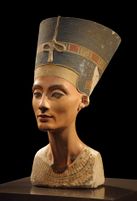 تمثال نصفي لنفرتيتي من مجموعة المتحف المصري في برلين، موجود حالياً في متحف نيوس.