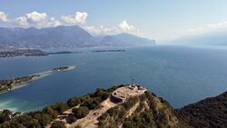 La Rocca di Manerba del Garda con l'isola dei Conigli.jpg