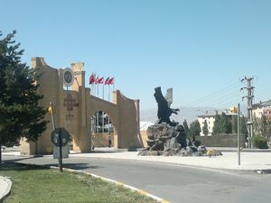 Erzurum-Atatürk Üniversitesi Kampüs giriş.jpg