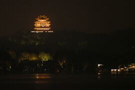 معبد Chenghuangshen (City God) في هانگ‌ژو، بالليل، في ووشان، Xihu.