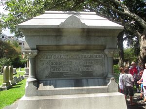 Very large, imposing grave stone, perhaps 15 أقدام (4.6 m) high, with simply Calhoun's birth and death dates engraved.