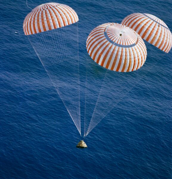 ملف:Apollo-17-Landing.jpg