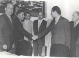المشير عبد الحكيم عامر يصافح ياسين فرجاني و بينهما مصطفى رام حمداني.