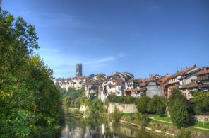 Kathedrale mit Saane Fribourg.jpg