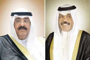 أمير الكويت الأسبق الراحل نواف الاحمد الجابر الصباح (يمين) وأمير الكويت الجديد مشعل الأحمد الجابر الصباح (يسار)