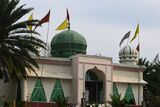 শাহপরান দরগাহ এর সামনের মসজিদ.jpg