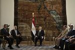 الرئيس المصري المؤقت عدلي منصور ووزير الدفاع المصري عبد الفتاح السيسي يلتقيان وزيري خارجية ودفاع روسيا سرگي لاڤروڤ وسرگي شويگو بالقاهرة. يجري الوزيران الروسيان مباحثات مع نظيريهما المصريين حول العلاقات السياسية وصفقات السلاح بين موسكو والقاهرة، 2013.
