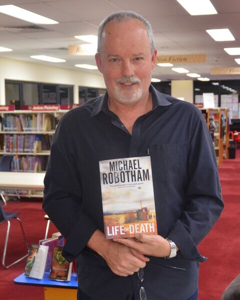 ملف:Michael Robotham 2014.jpg