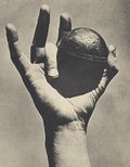 Left: In a power grip the object is in contact with the palm. left: Cricketer Jack Iverson's "bent finger grip", an unusual pad-to-side precision grip designed to confuse batsmen.