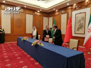 علي شمخاني ممثلاً عن إيران، وانگ يي ممثلاً عن الصين، مساعد بن محمد العيبان ممثلاً عن السعودية، أثناء توقيع اتفاق استئناف العلاقات بين السعودية وإيران. (بكين 10 مارس 2023