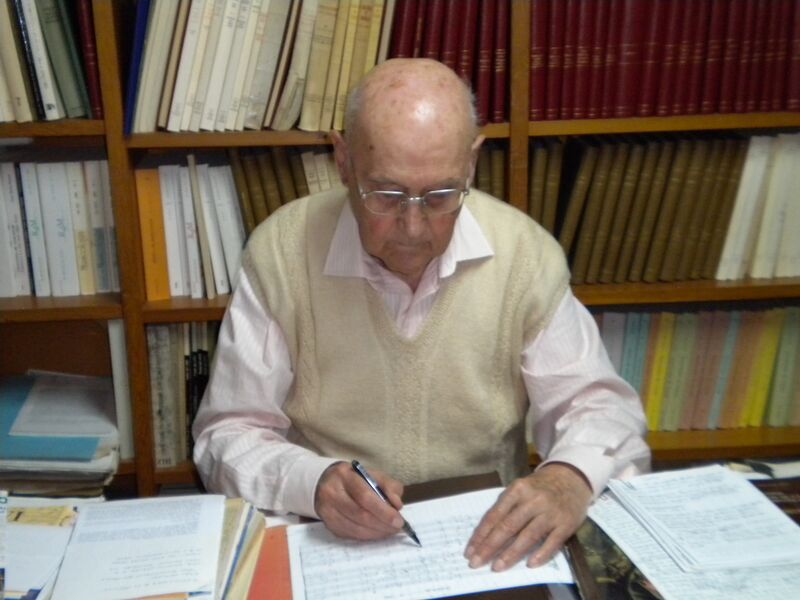 ملف:Mossèn Llorens escrivint.JPG