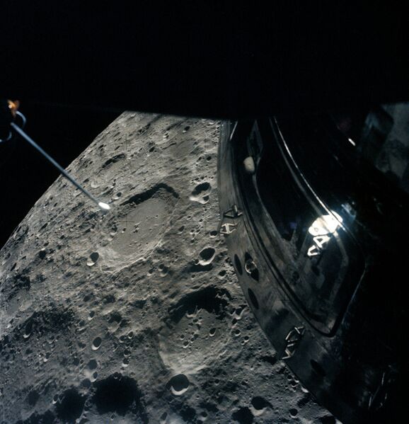 ملف:Apollo 13 passing Moon.jpg