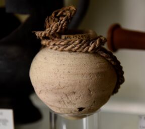 جرة فخارية، drab ware. The original loop slip is still present. العصر البطلمي. من طرخان (كفر عمار)، مصر. متحف پتري للآثار المصرية، لندن