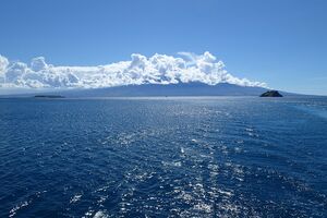 Gunung Rinjani yang Terlihat dari Selat Alas.jpg