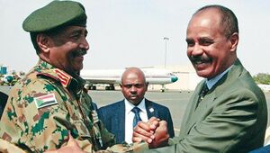 رئيس إريتيريا إسياس أفورقي (يمين) وعبد الفتاح البرهان قائد الجيش السوداني