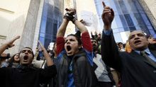المتظاهرون يهتفون بشعارات الاصلاح في القاهرة في 26 يناير. ويحمل أحدهم لافتة تقول: "Leave Mr. President."