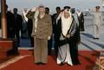 عرفات وأمير البحرين الشيخ عيسى بن سليمان آل خليفة، يونيو 1998.
