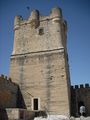 Torre del homenaje desde la plaza de armas, con el aljibe abajo a la izquierda