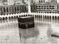 مياة السيول تحيط بلكعبة المشرفة