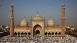 مسلمون يؤدون صلاة الجماعة في مسجد بنيودلهي، الهند، 2009.