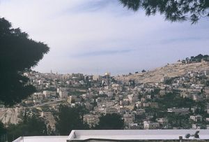 أبو ديس ترى القدس وقبة الصخرة عن بـُعد.