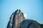 The statue of Christ the Redeemer فوق قمة كوركوفادو