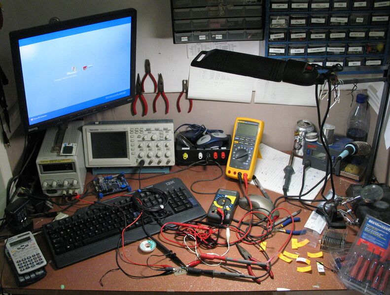 ملف:Electronics workbench.jpg
