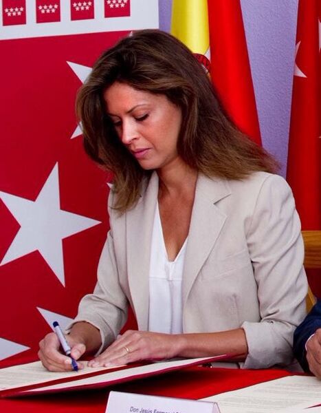 ملف:Elena Cue firma.jpg