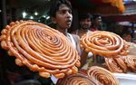 بائع حلوى يبيع حلوى اللحوم في شهر رمضان، دكا، بنگلادش، 12 سبتمبر، 2008.