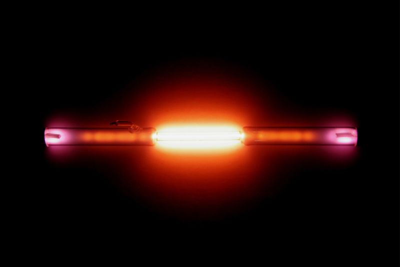 ملف:Helium discharge tube.jpg