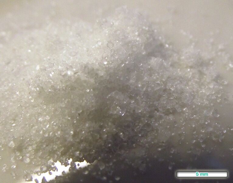 ملف:Thymol substance photo 2.jpg
