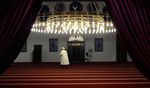 مسلم يستعد لصلاة المغرب في أول أيام شهر رمضان في مسجد مركيز، Duisburg، ألمانيا، 21 أغسطس، 2009.