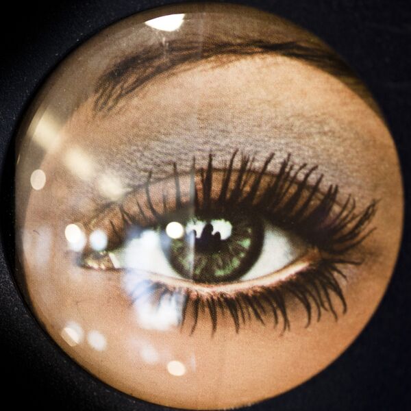ملف:Reflective and anti-reflective lens.jpg