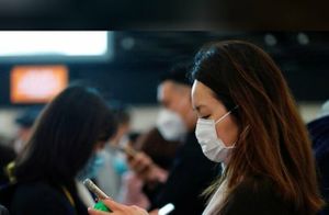 Chinese-girls-with-mask.jpg