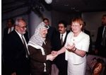ياسر عرفات ورئيسة وزراء فنلندا يوليو 1999.