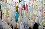 أندونيسيات يصلون في جاكرتا في أول أيام رمضان 2010.