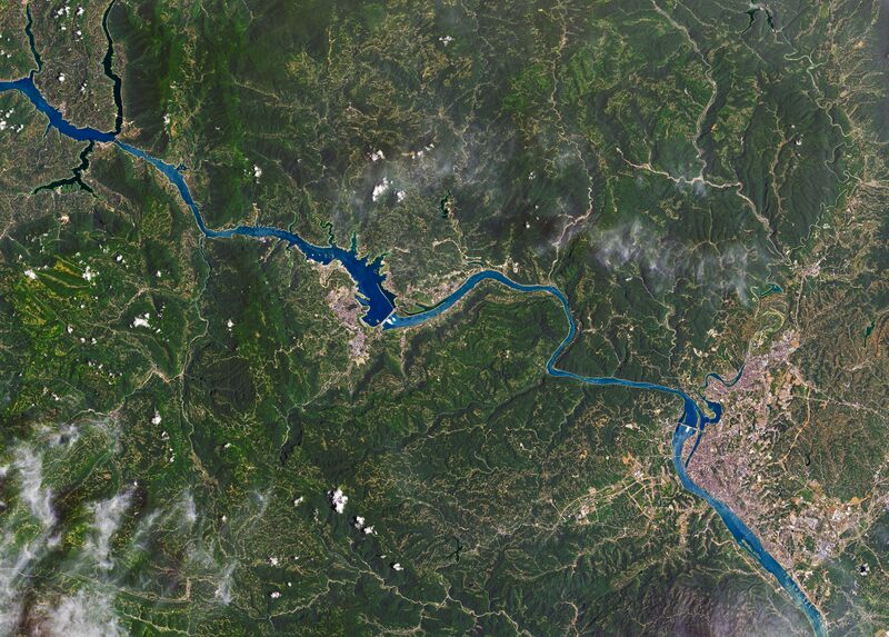 ملف:Yangtze Dams Spill Water.jpg