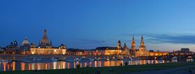 Elberadweg-pano-DSC06346 Dresden Altstadt bei Nacht.jpg