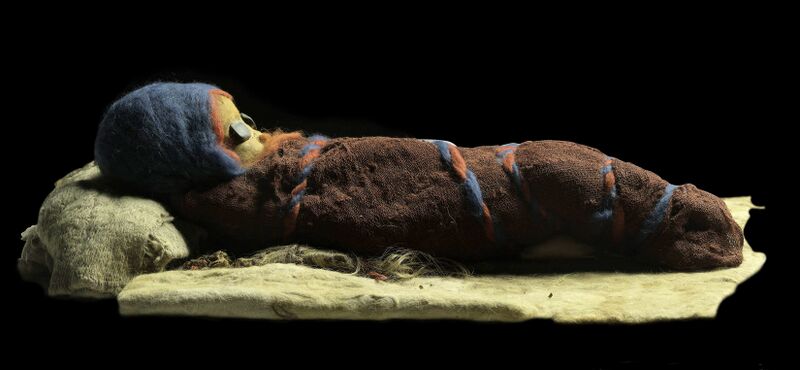 ملف:Infant mummy (Tarim).jpg
