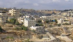 جبل المكبر وتظهر قبة الصخرة في الخلفية.
